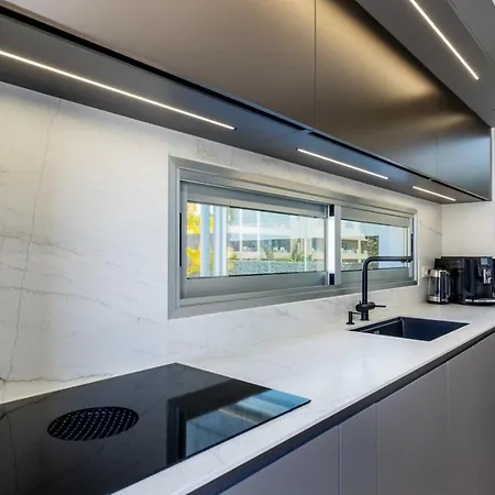 Luxury Del Duque Renovated Semesterbostad *